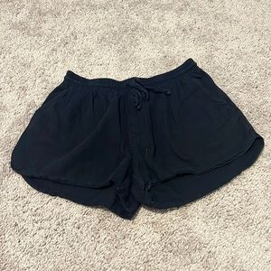 Universal tread black linen shorts